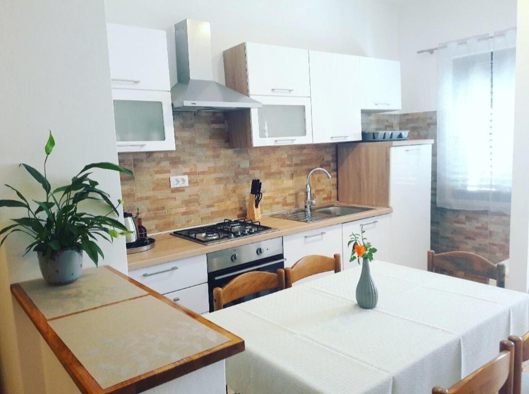 Apartma Nena Near The Center With Free Parking